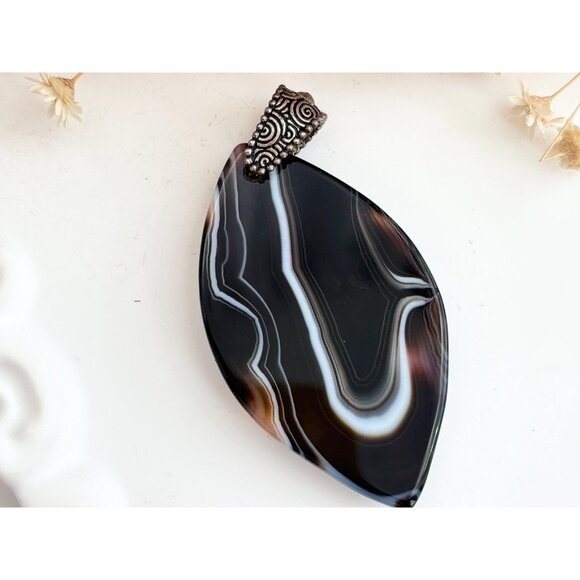 Black & White Marquise Shaped Banded Agate Crystal Silver Toned Vintage Pendant - Picture 3 of 9